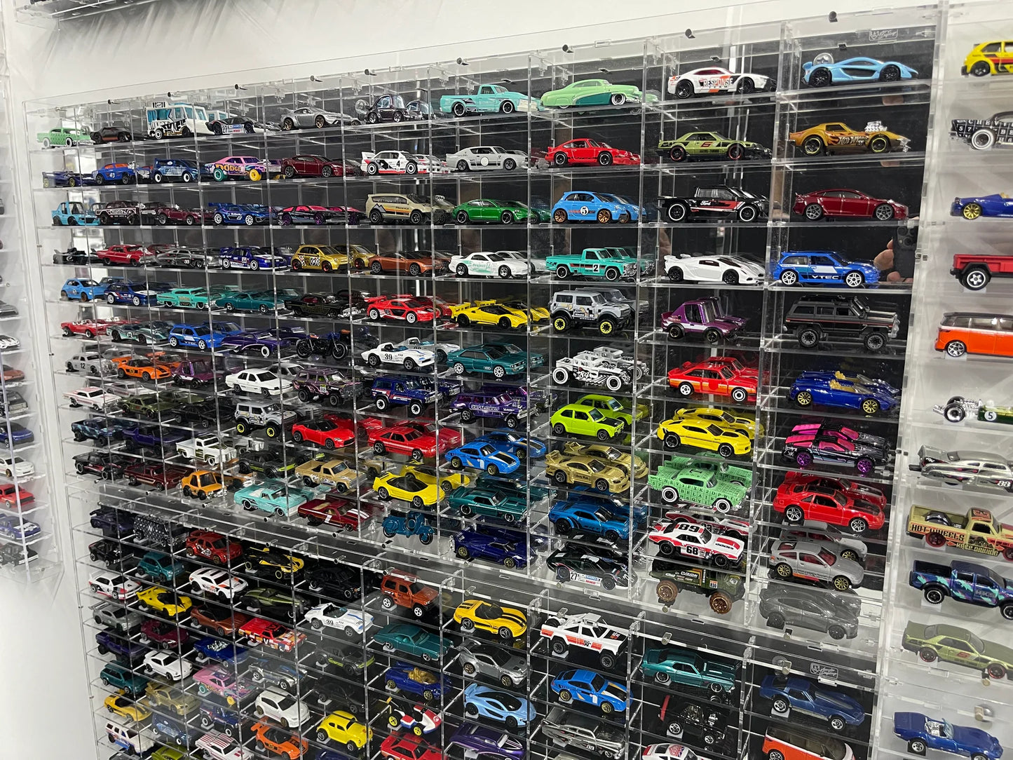 100 Loose Car Wall Mount Display - Diamond Protector