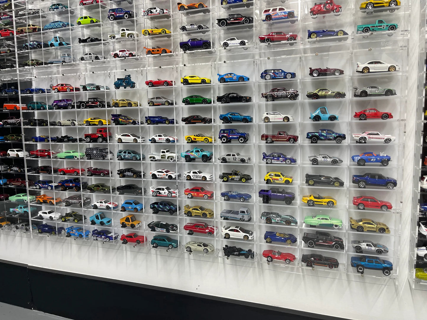 100 Loose Car Wall Mount Display - Diamond Protector